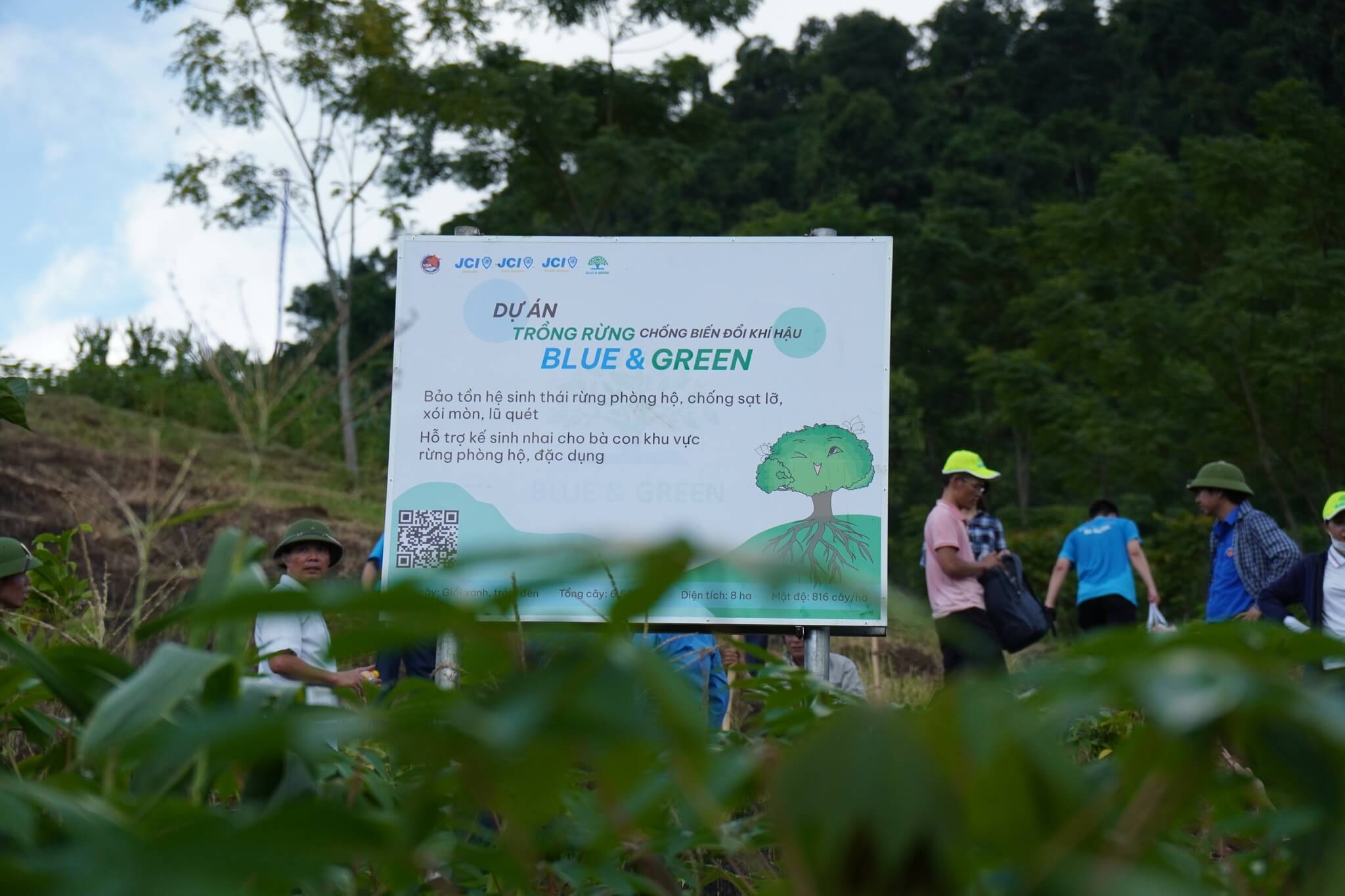 Thành viên tham dự hoạt động từ JCI Việt Nam tham gia dự án trồng rừng tại KBTTN Pù-Hu