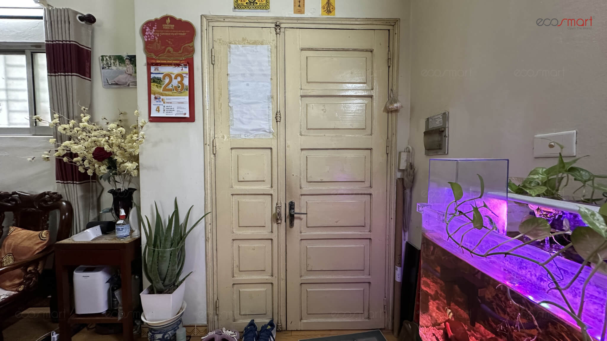Hệ cửa cũ của căn hộ đã xuống cấp