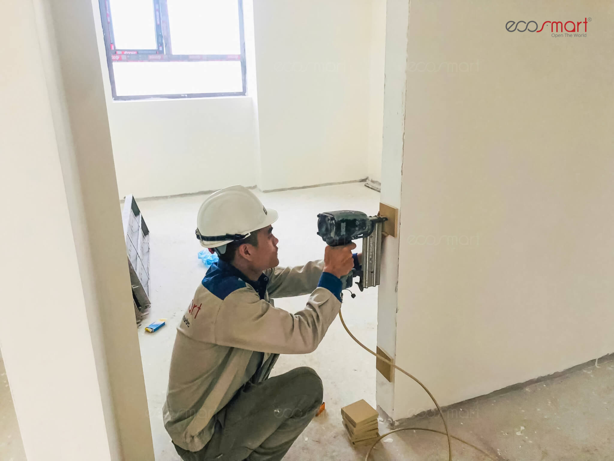 Đội ngũ kĩ thuật lắp đặt Ecosmart đang tiến hành lắp đặt cho dự án