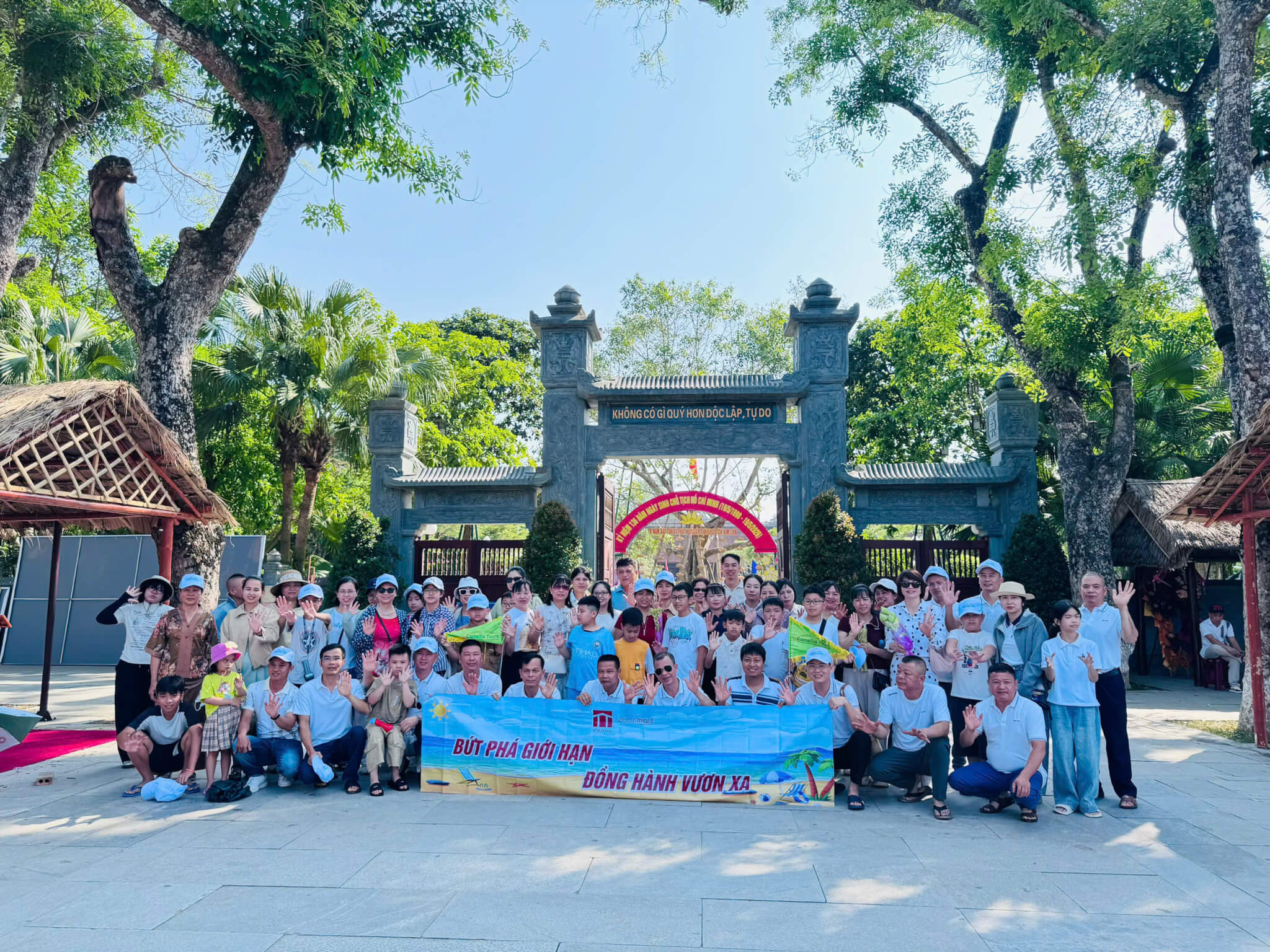 Tập thể đại gia đình ATA GROUP tham quan nhà Bác tại Làng Sen